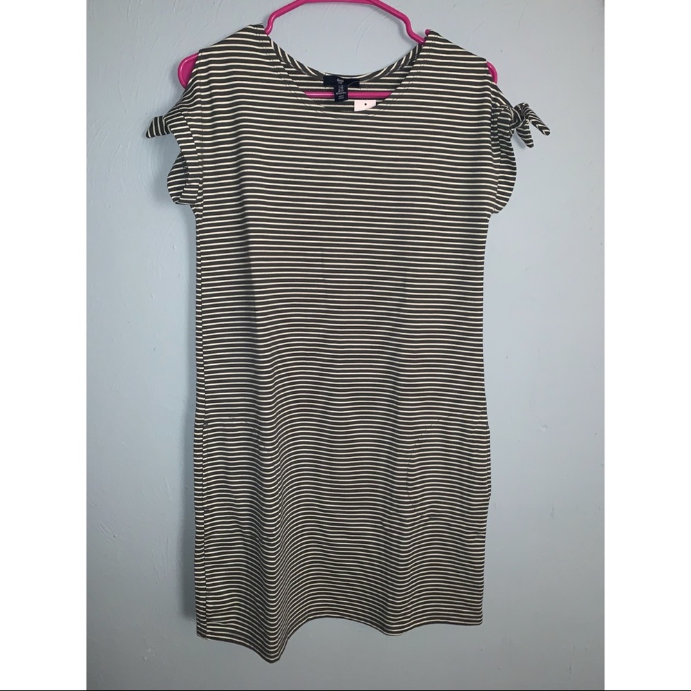 NWT Gap Short Sleeve Dress. Olive and white. XS